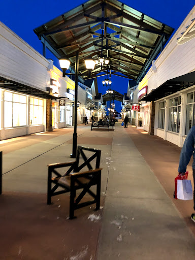 Clothing Store «Under Armour Factory House», reviews and photos, 80 Premium Outlets Blvd #507, Merrimack, NH 03054, USA