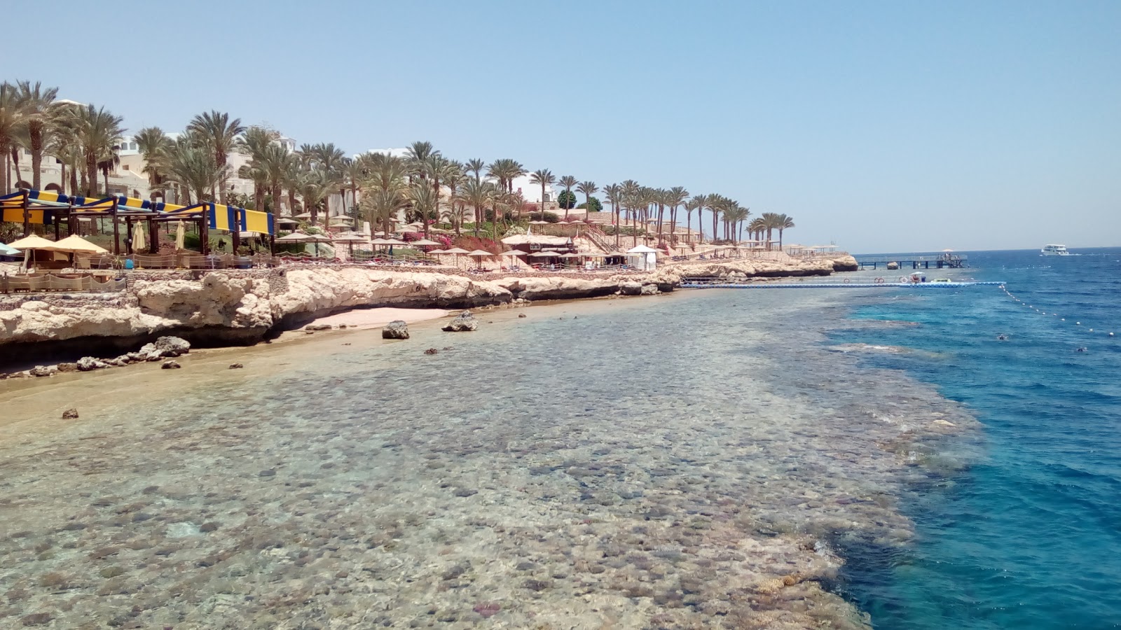 Foto von Rotana resort beach mit betonierte fläche Oberfläche