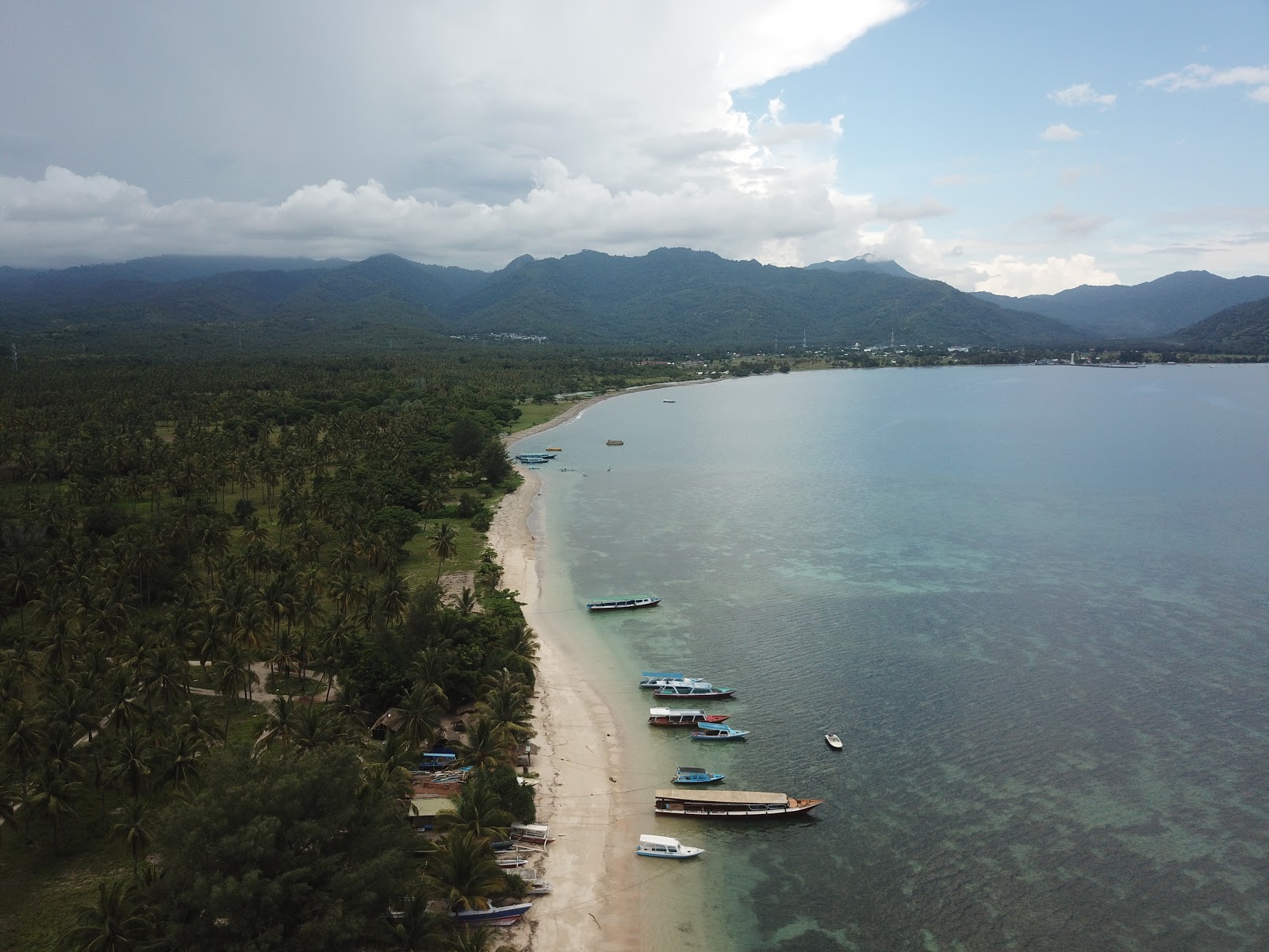 Foto von Sejuk beach und die siedlung