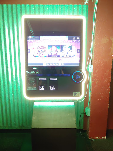 Pizza Restaurant «Pizza! Golf! Pizza Putters Family Entertainment Center», reviews and photos, 1156 OR-99, Eugene, OR 97402, USA