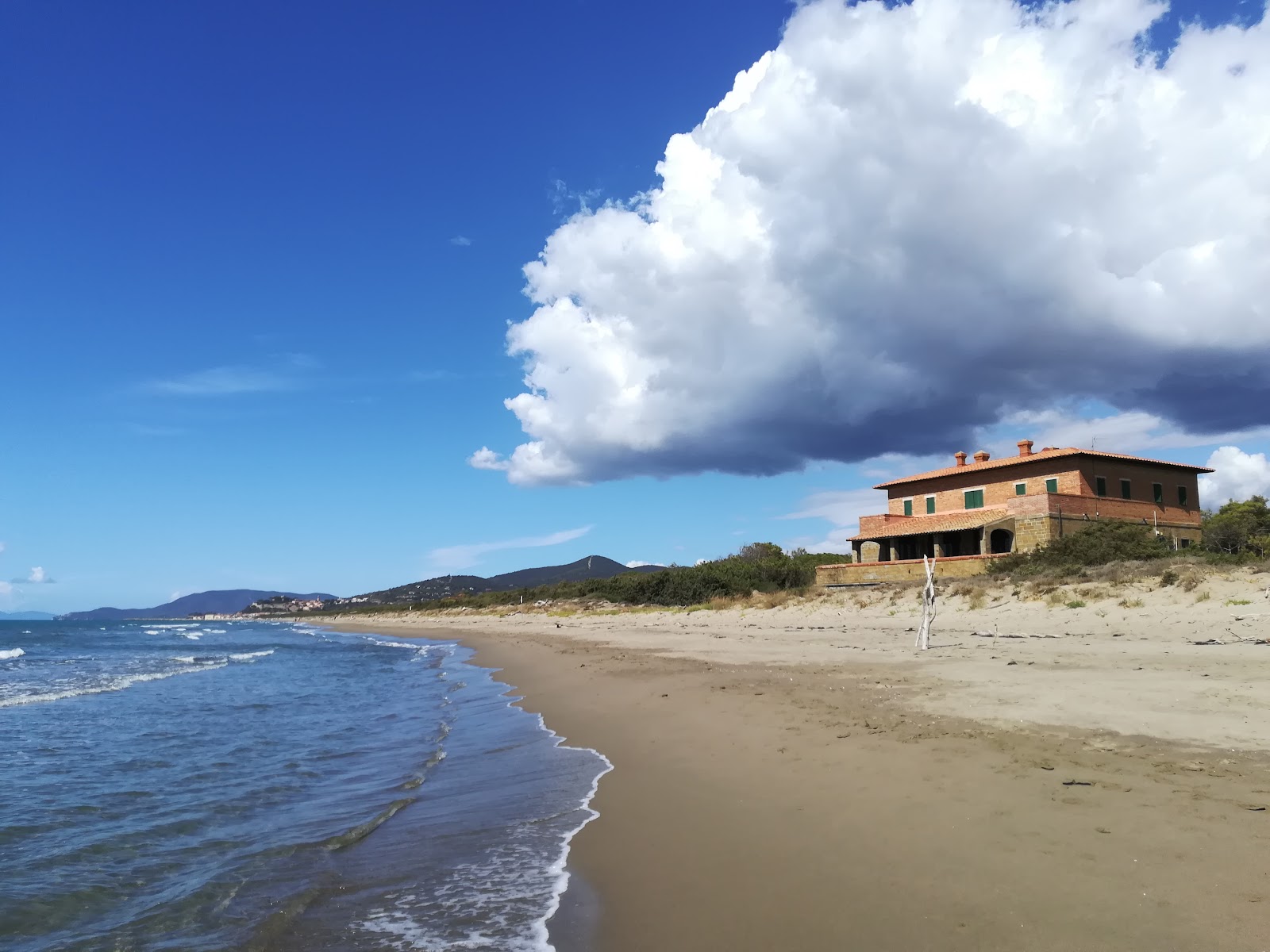 Φωτογραφία του Spiaggia Delle Marze με καθαρό νερό επιφάνεια