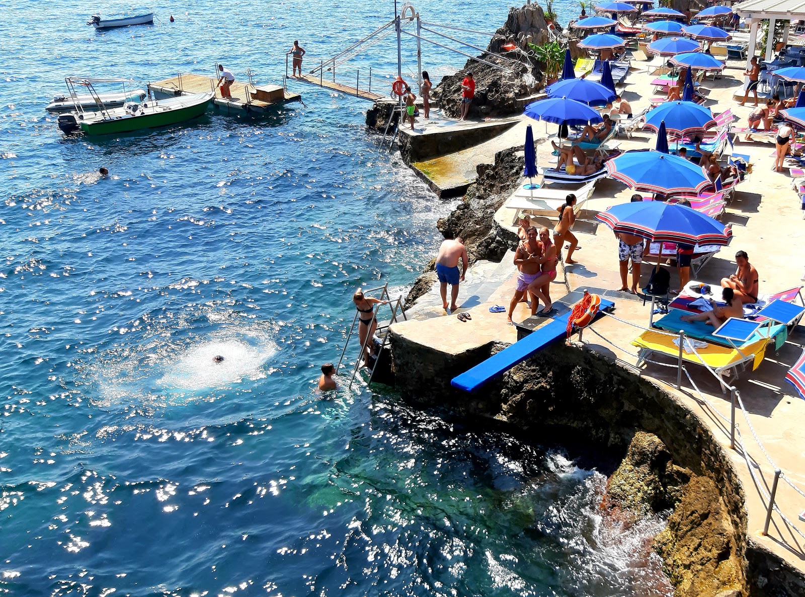 Lido Capo di Conca'in fotoğrafı uçurumlarla desteklenmiş