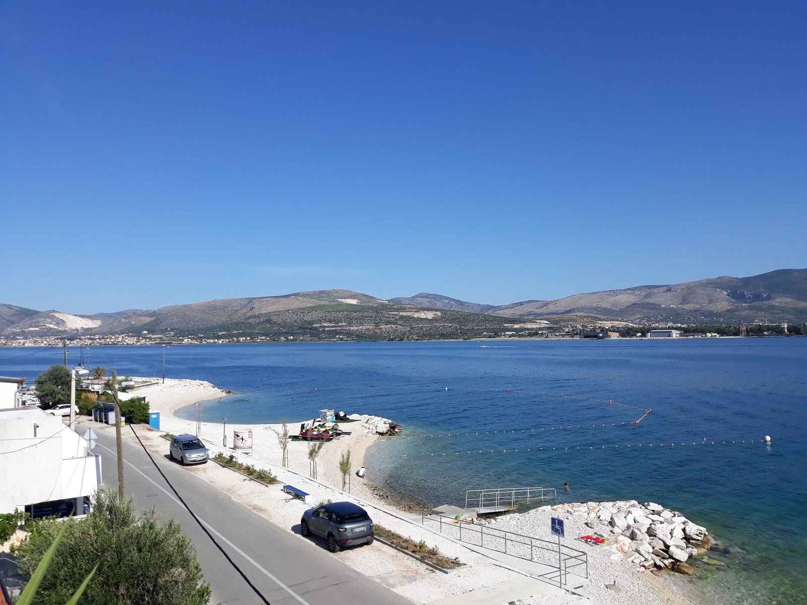 Foto von Krcica beach und seine wunderschöne Landschaft