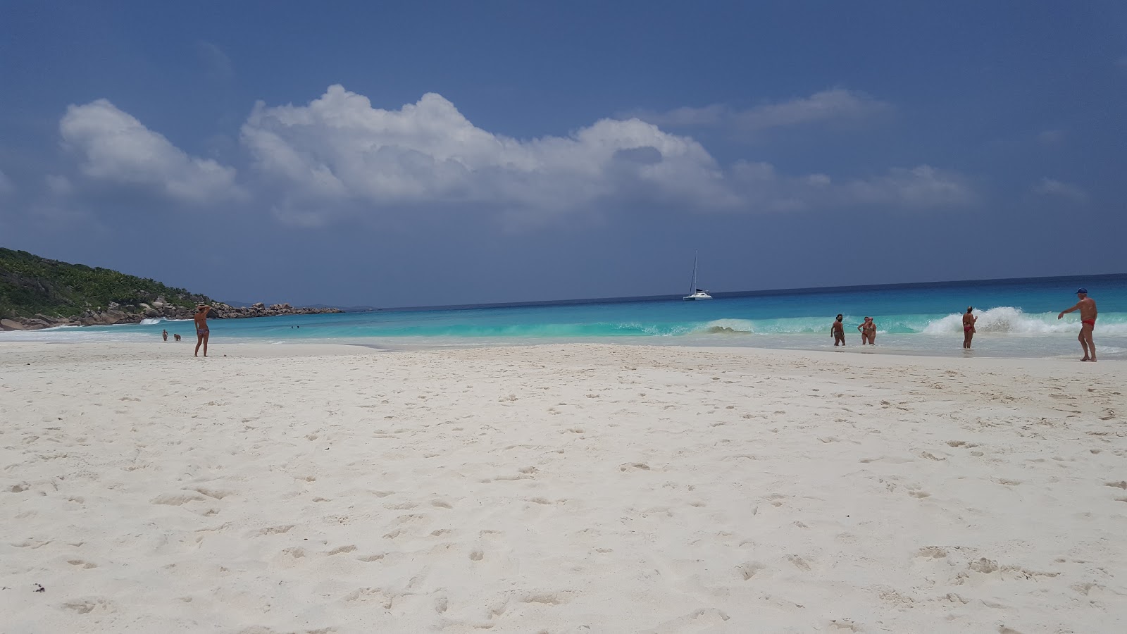 Marianne Island Beach'in fotoğrafı geniş bir kıyı şeridi ile birlikte