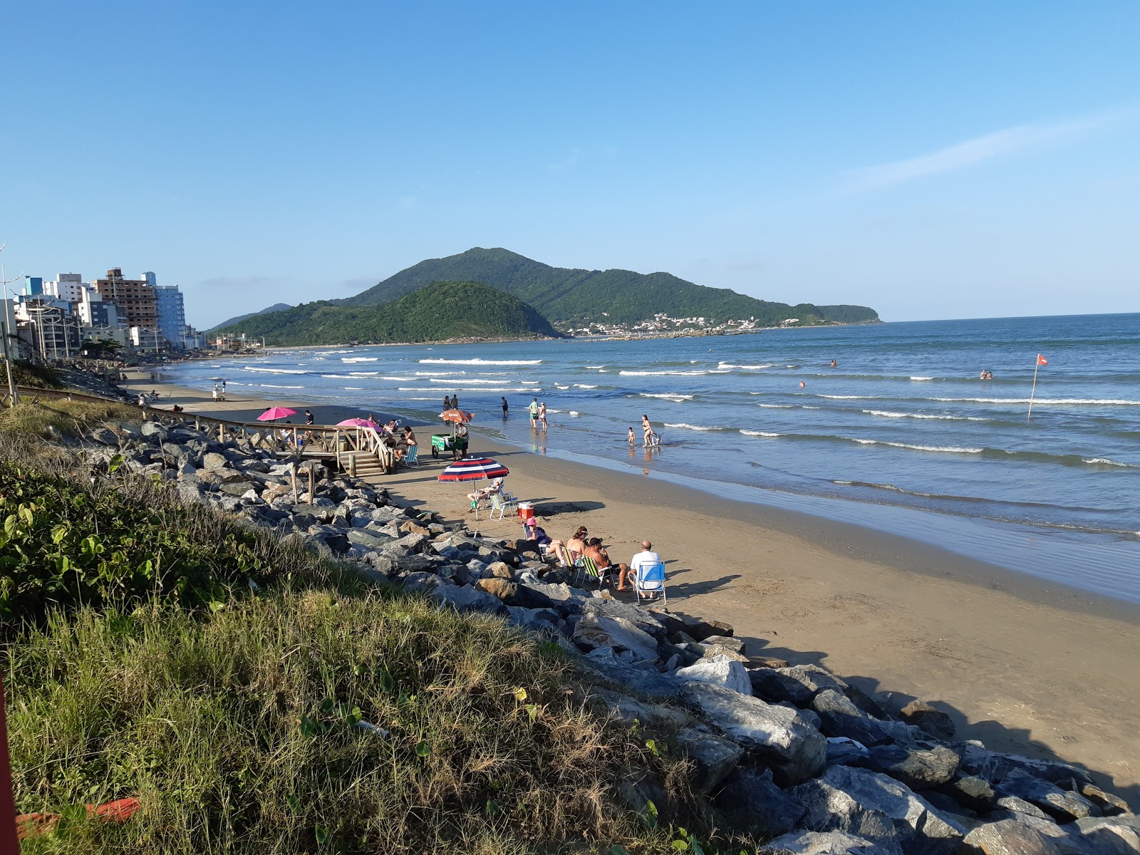 Foto von Praia de Gravata - guter haustierfreundlicher Ort für den Urlaub