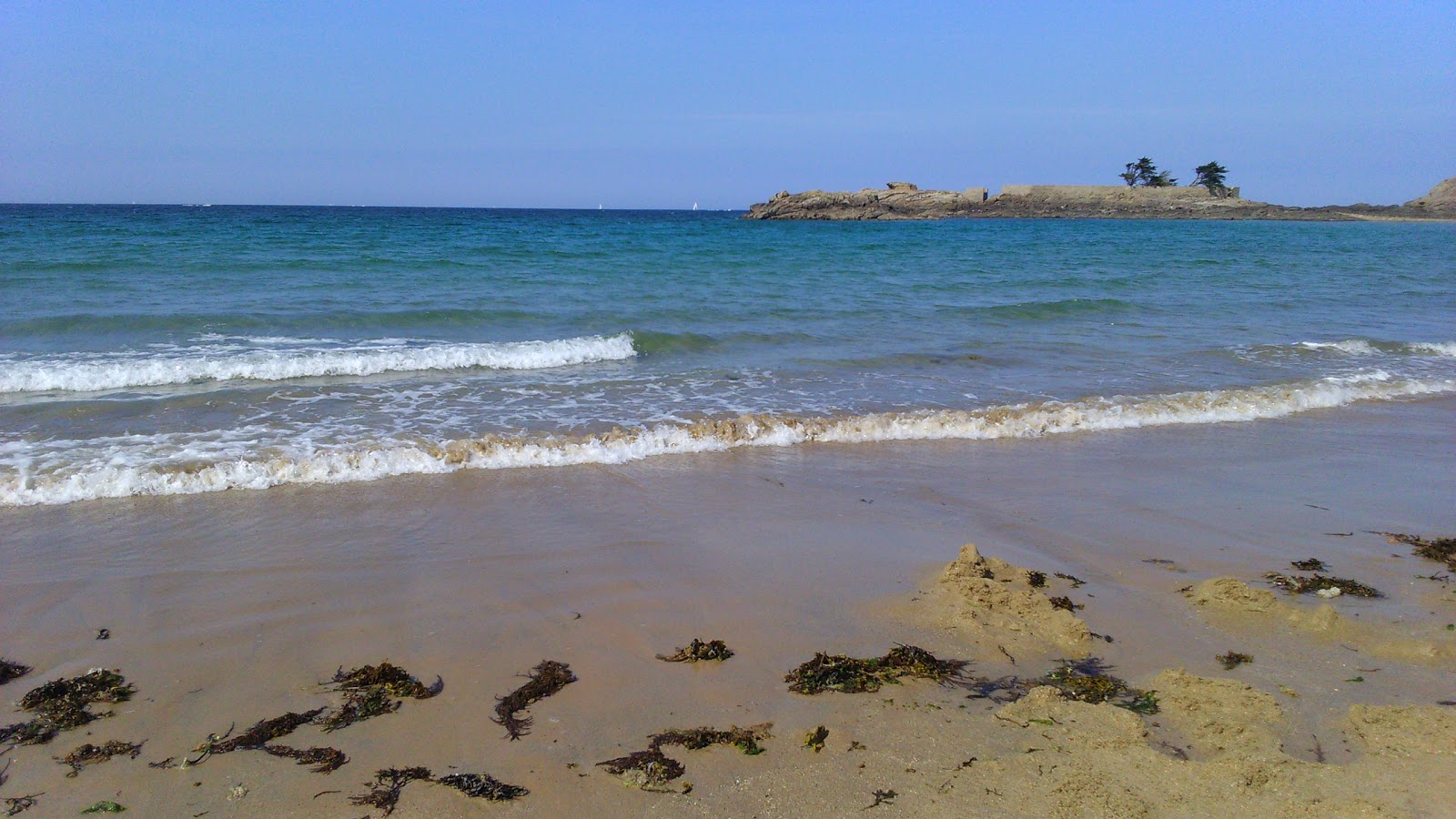 Plage du Port Hue'in fotoğrafı - rahatlamayı sevenler arasında popüler bir yer