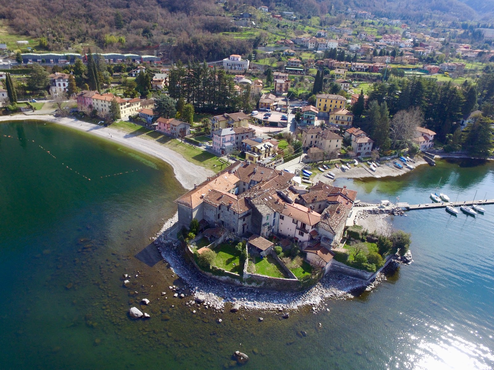 Photo of Lierna Beach and the settlement