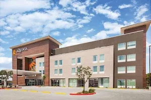 La Quinta Inn & Suites by Wyndham Bardstown image