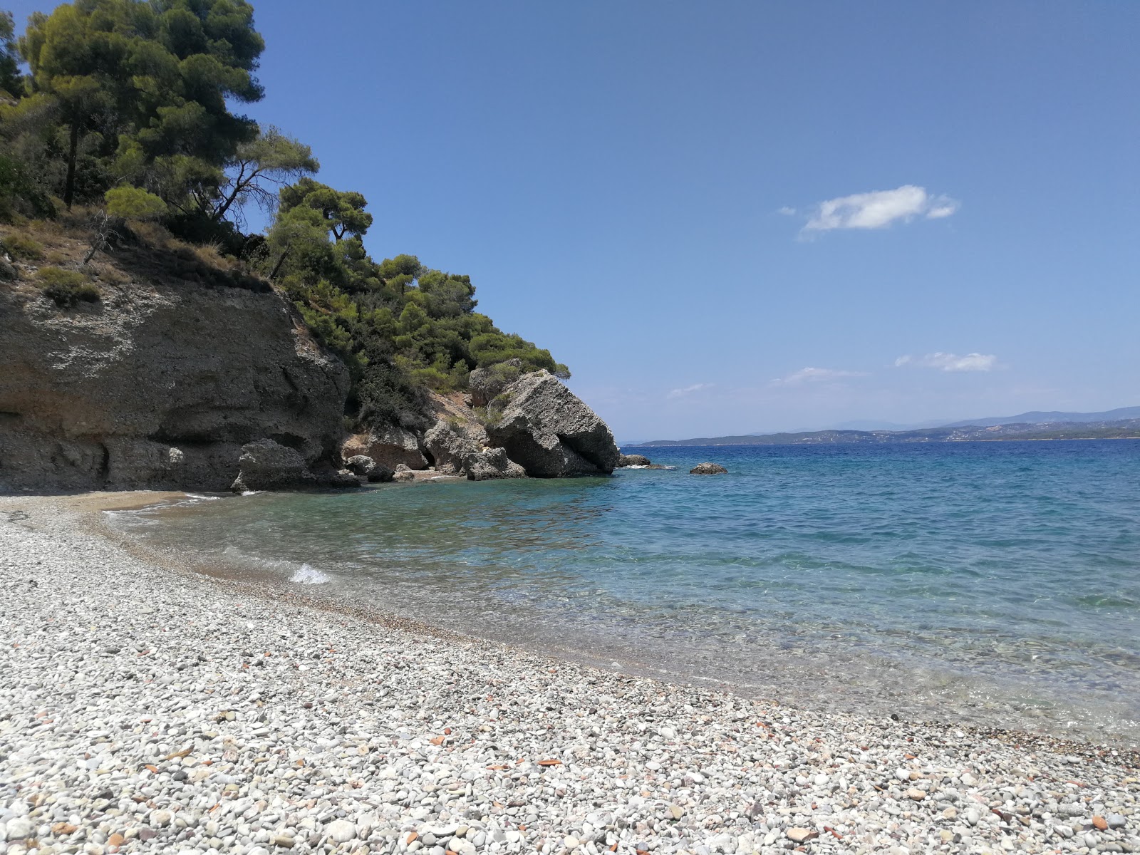 Spetses Beach的照片 带有碧绿色纯水表面