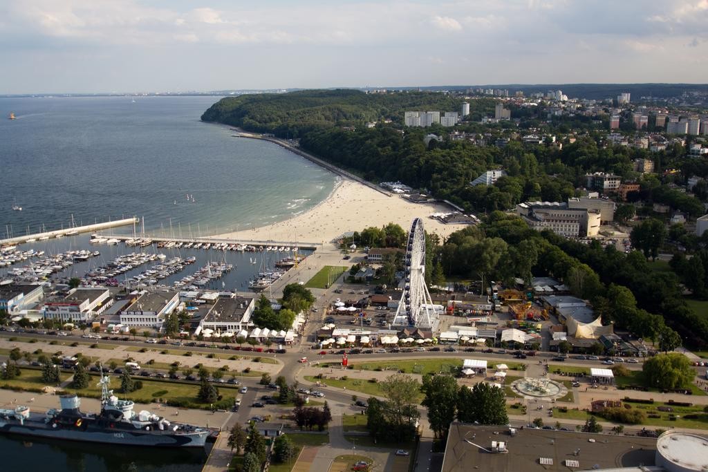 Valokuva Gdynia beachista. - suositellaan perheen matkustajille, joilla on lapsia