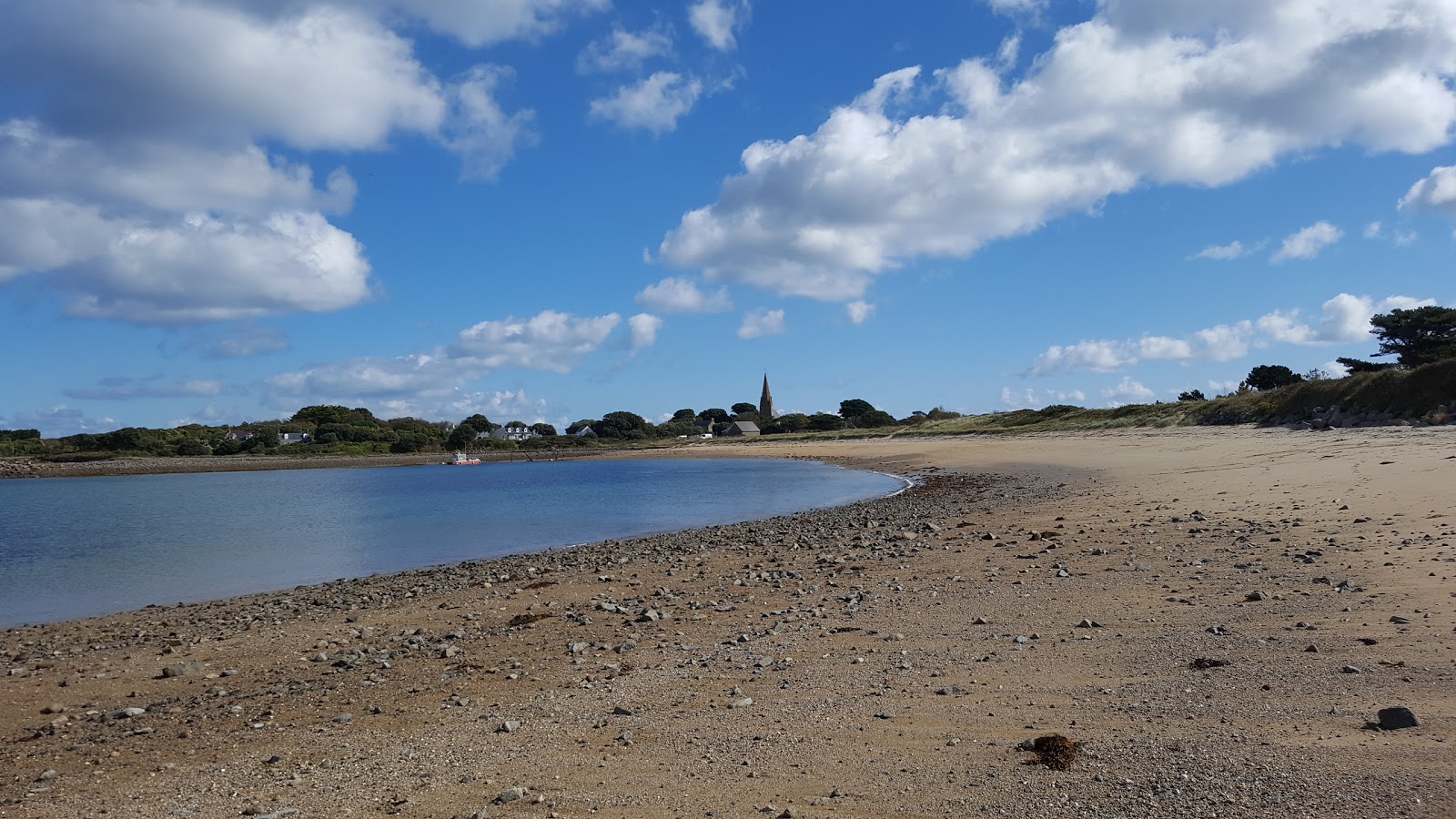 Foto von Grand Havre Beach mit beiger sand & kies Oberfläche