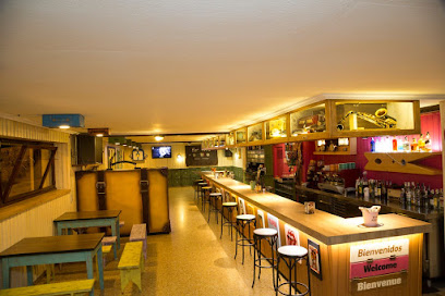 Retro Vintage Bar Nira - C. Sta. Rosa, 33740 Tapia de Casariego, Asturias, Spain