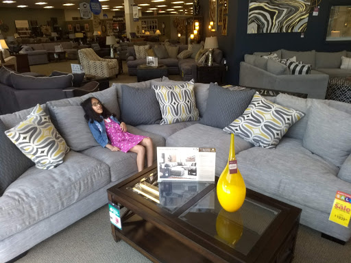 Furniture Store «Raymour & Flanigan Furniture and Mattress Store», reviews and photos, 1345 US-1, North Brunswick Township, NJ 08902, USA