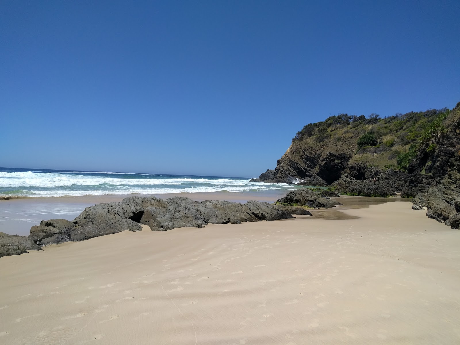 Foto de Whites Beach localizado em área natural