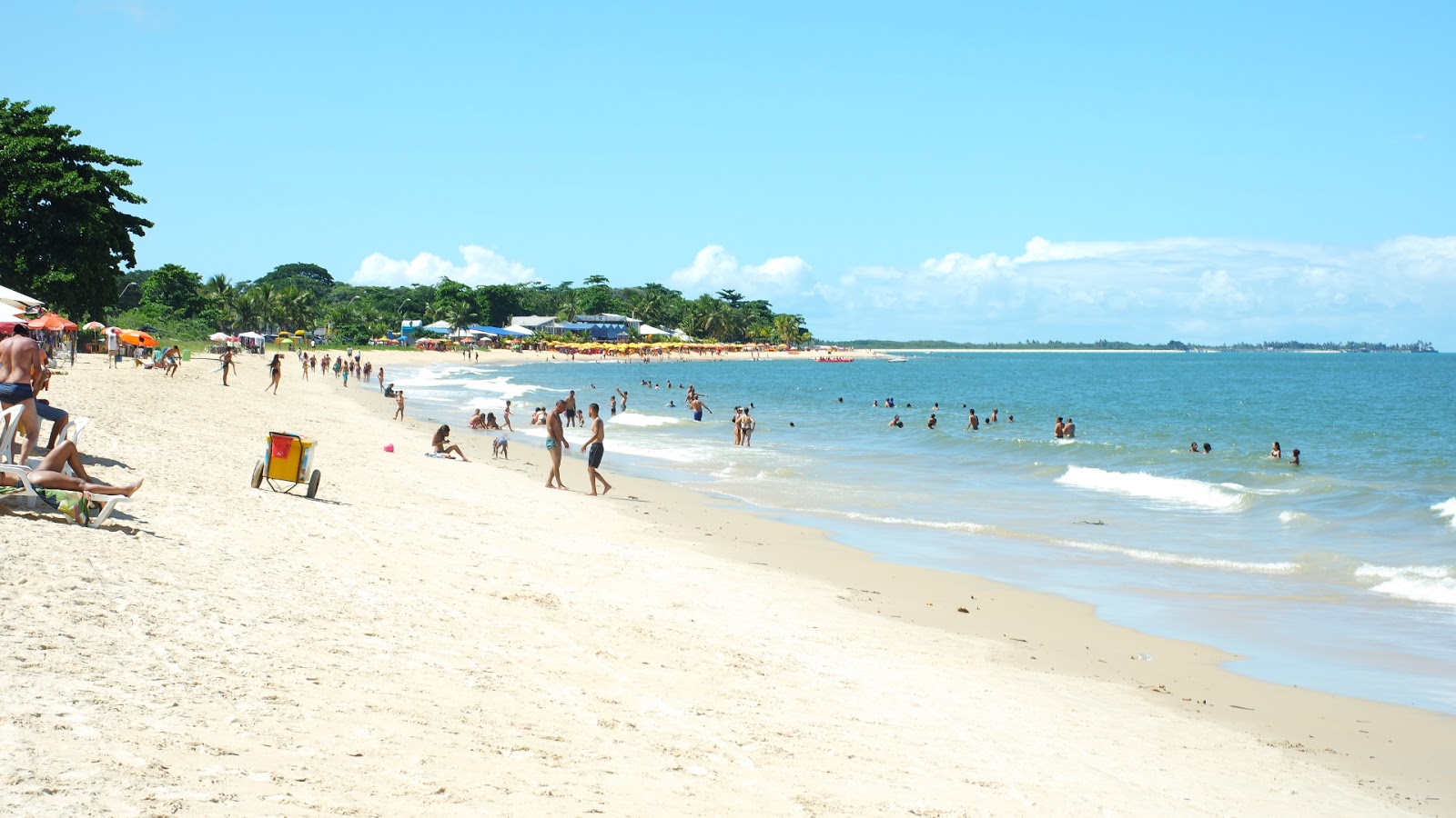 Foto van Praia Do Mundai met helder zand oppervlakte