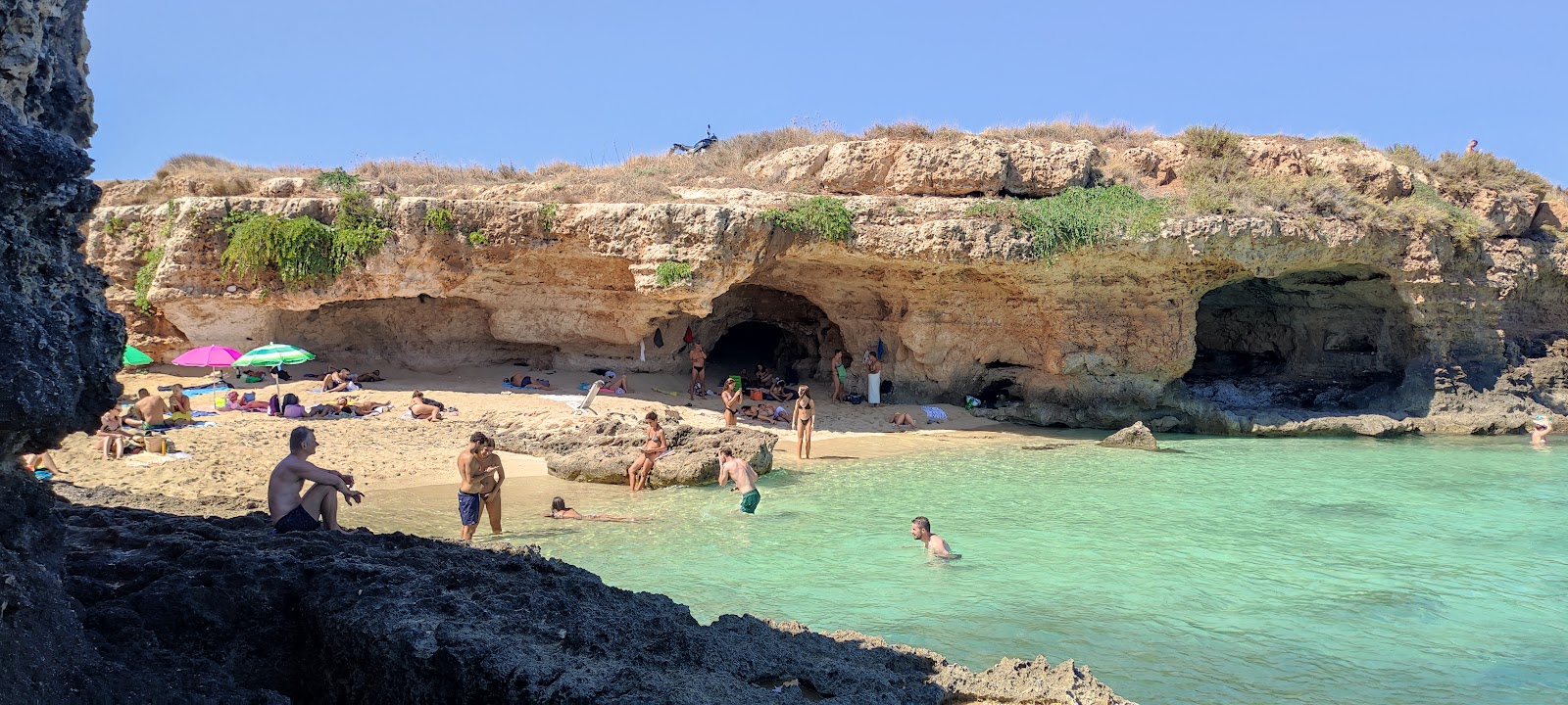 Fotografija Grotta della Cala Tre Buchi z kratka ravna obala