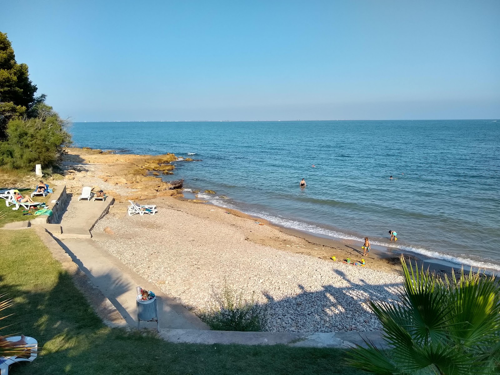 Foto di Platja Alcanar con una superficie del ciottoli grigi