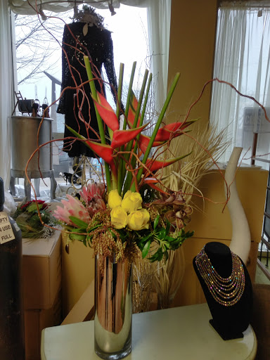 Florist «Plump Chicago Flower Shop», reviews and photos, 411 E Oakwood Blvd, Chicago, IL 60653, USA