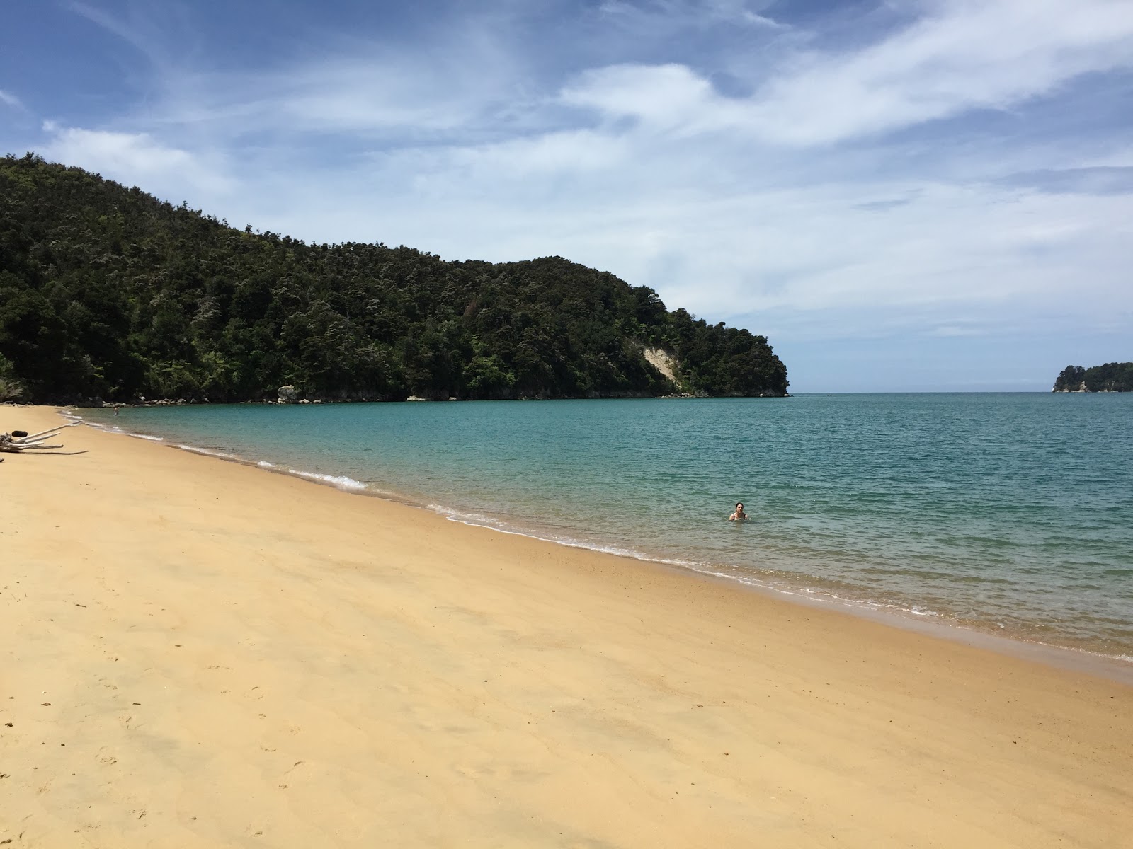 Foto av Coquille Bay Beach med ljus sand yta