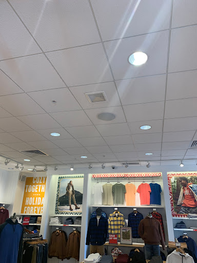 Clothing Store «American Eagle Outfitters», reviews and photos, 555 N Alafaya Trail, Orlando, FL 32828, USA