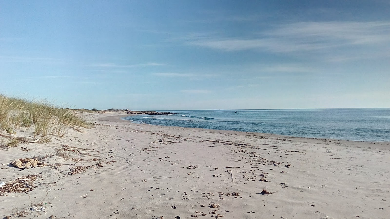 Fotografie cu Plage El Mlaaeb cu o suprafață de nisip fin gri