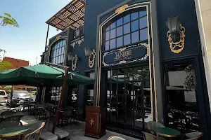 La Reine Cafe image