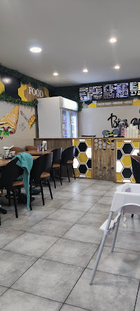 Atmosphère du Restaurant halal Maya food 73 ( crêpe burgers chesse nann halal) à Aix-les-Bains - n°3