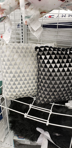 Clothing Store «Ross Dress for Less», reviews and photos, 1237 E Golf Rd, Schaumburg, IL 60173, USA