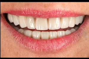 Dentalcom -Odontología Estética- image