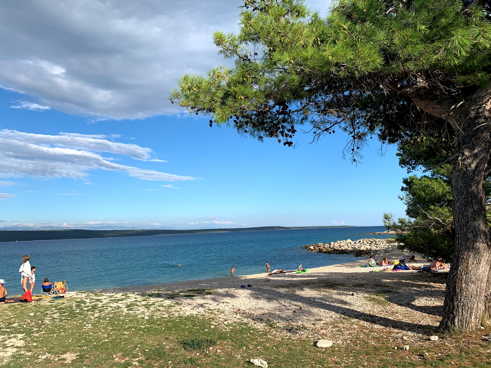 Foto von Mirna beach - empfohlen für Familienreisende mit Kindern