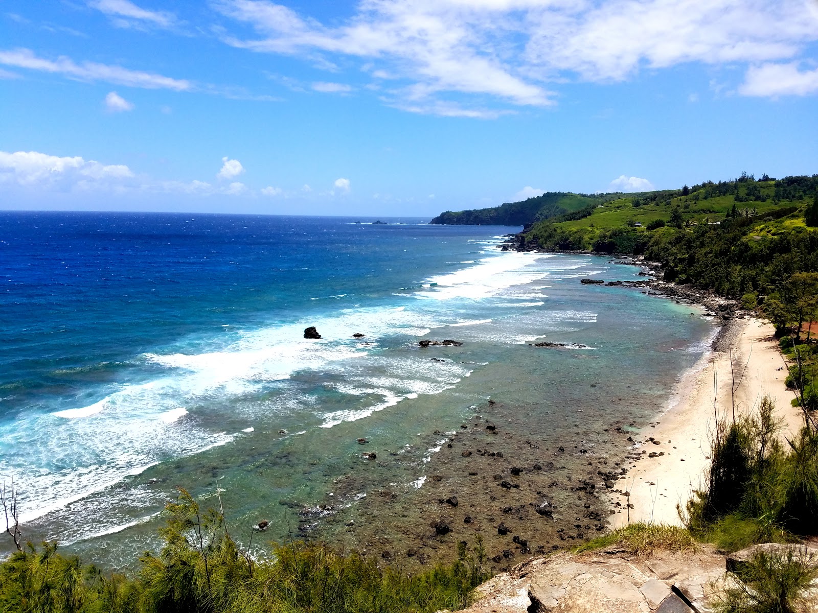 Foto de Punalau Beach con una costa espaciosa