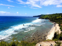 Punalau Beach'in fotoğrafı geniş bir kıyı şeridi ile birlikte