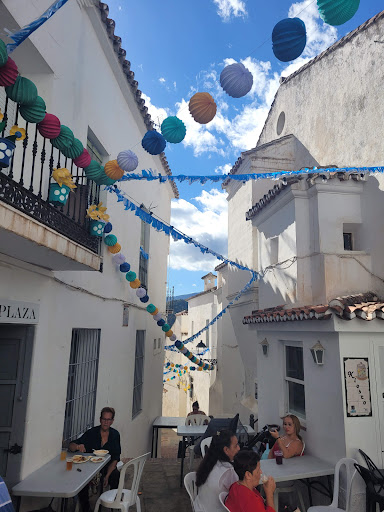 Restaurante en Nueva Andalucía Sisters Restaurant - Urbanizacion Los Naranjos De Marbella Local 3 y4, 29660 Marbella, Málaga