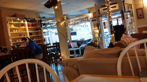 Restaurant «The Pineapple Tea Room & Coffee Shoppe», reviews and photos, 604 Colwyn St, Cumberland Gap, TN 37724, USA