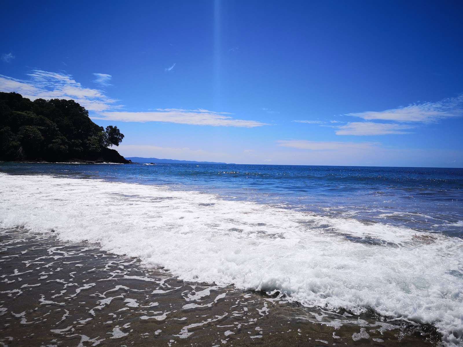 Playa San Pedrillo的照片 带有碧绿色水表面