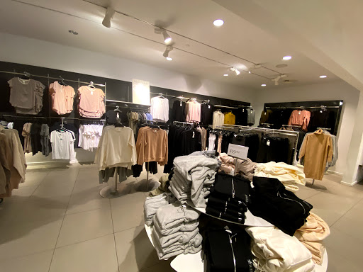 Clothing Store «H&M», reviews and photos, 2604 NE University Village St, Seattle, WA 98105, USA