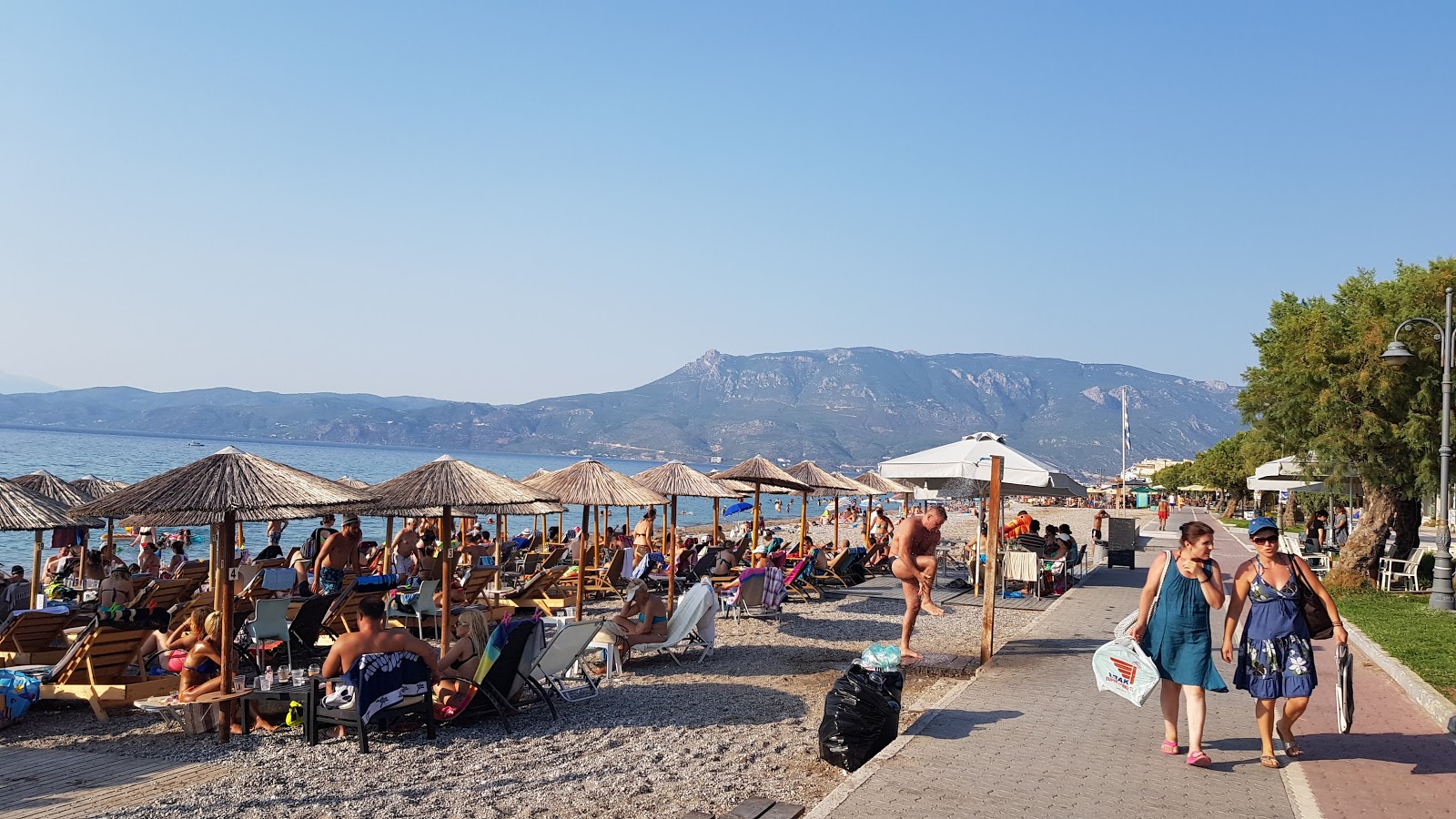 Photo de Paralia Kalamia avec l'eau cristalline de surface