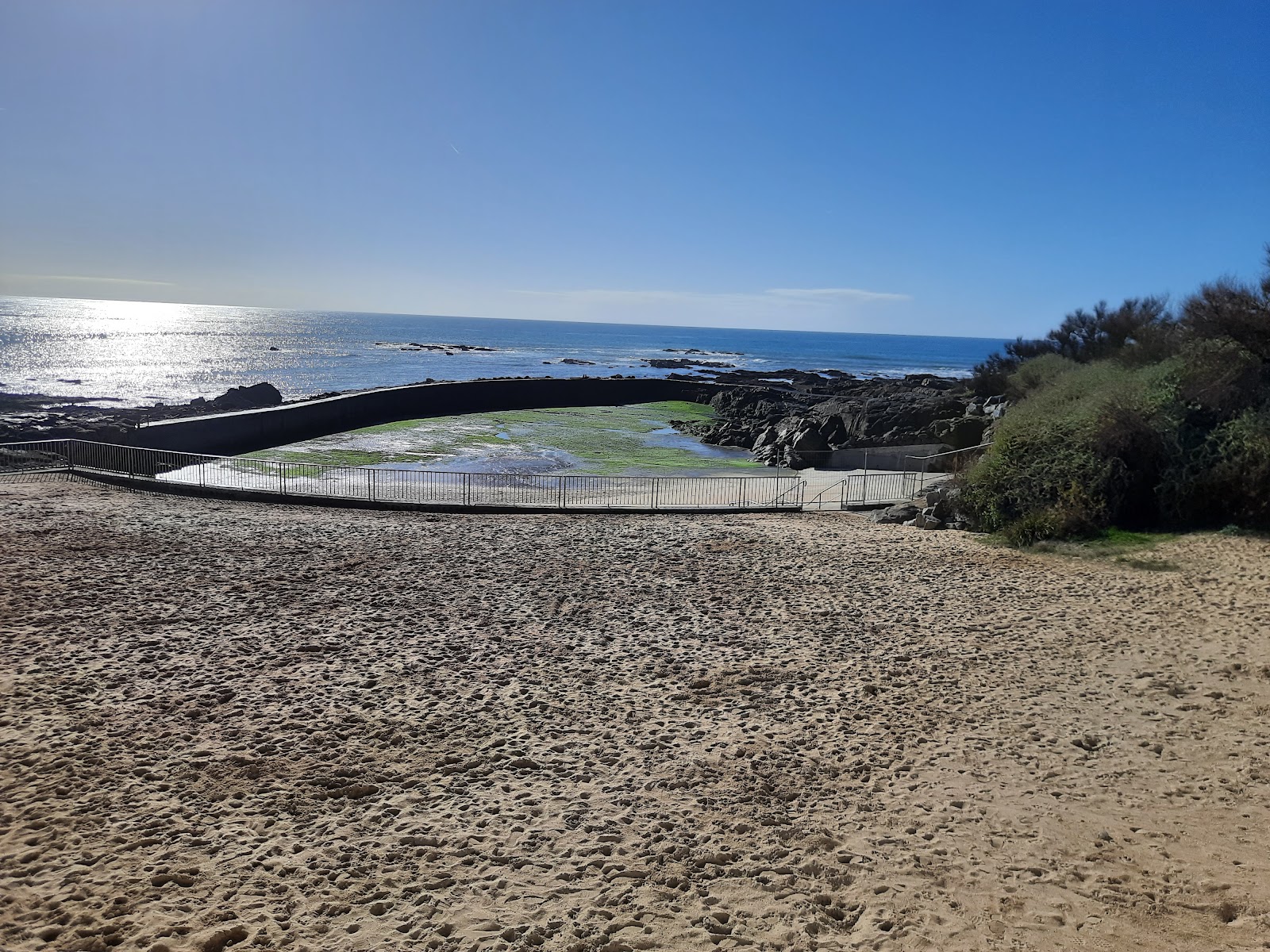 Foto van The Dombret basin beach met turquoise water oppervlakte