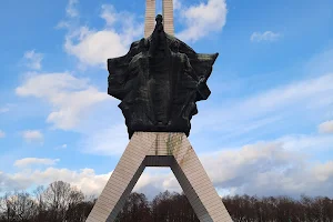 Pomnik Walki i Pracy (Żyrafa) image