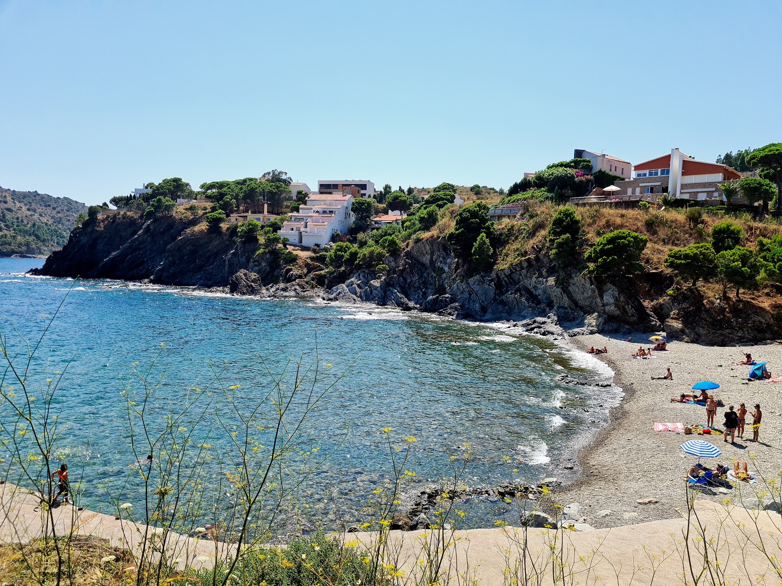 Foto von Platja Rovellada mit graue kiesel Oberfläche