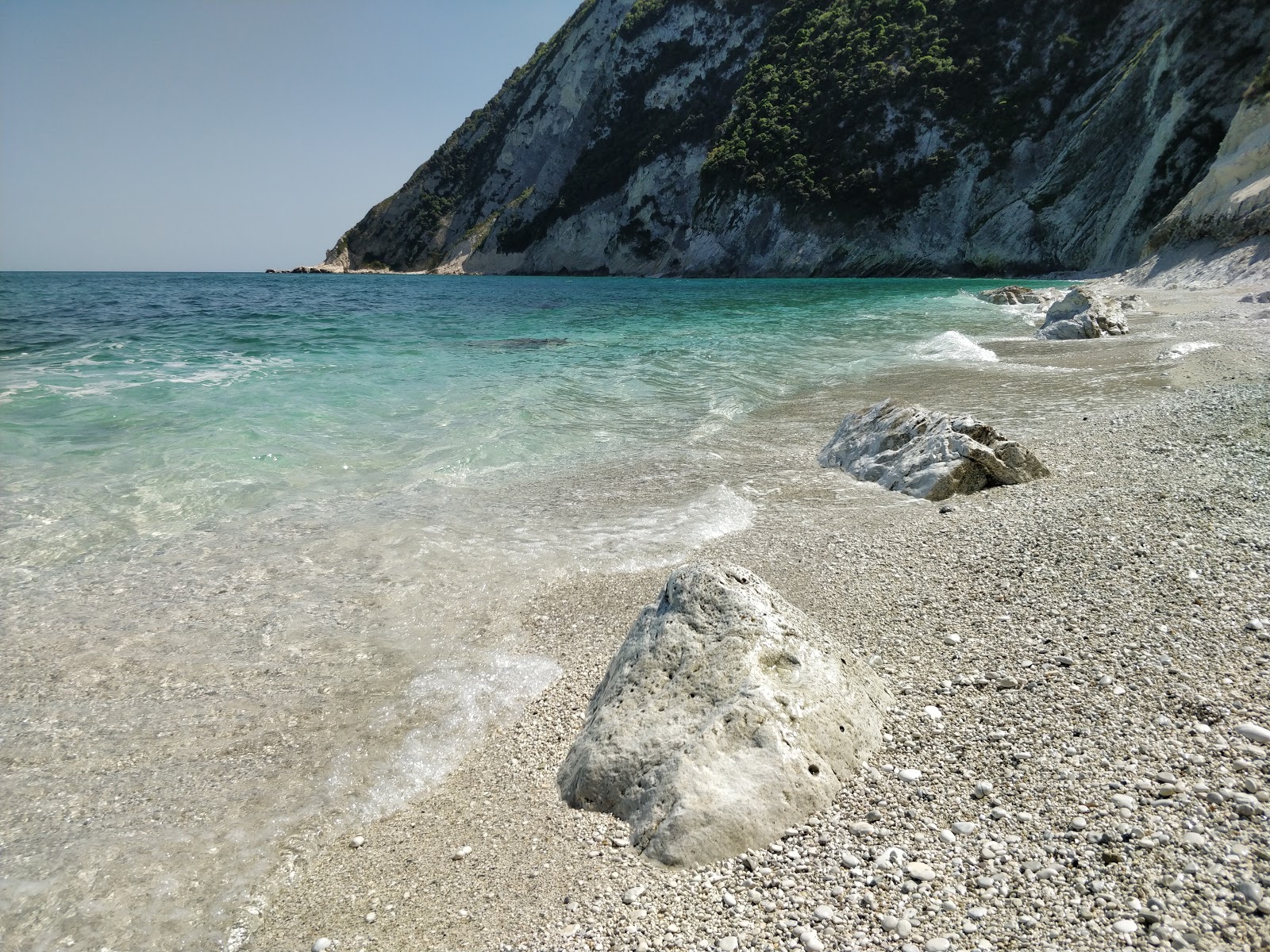 Spiaggia Sassi Bianchi的照片 带有碧绿色纯水表面