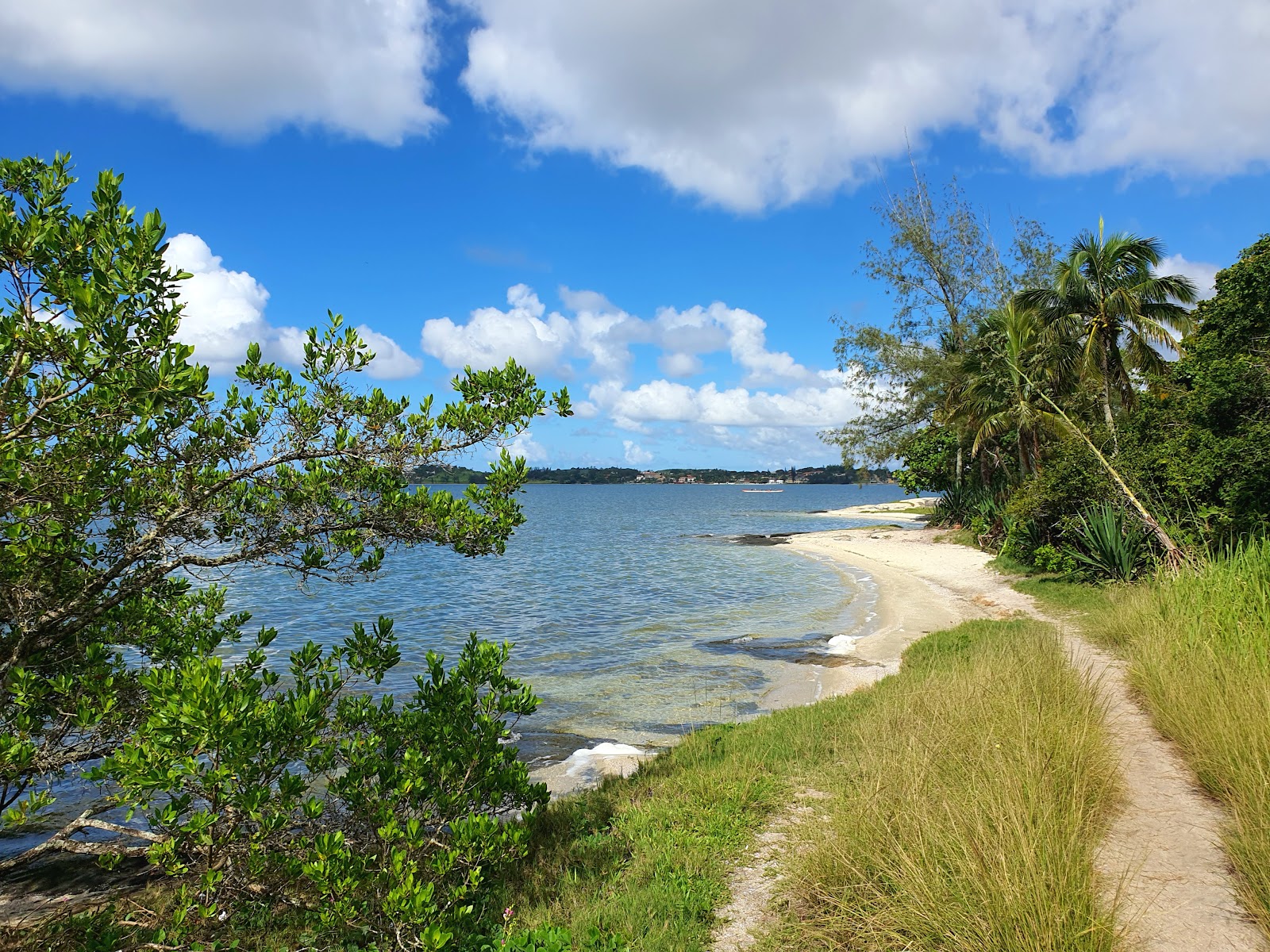 Foto de Pontal de Iguabinha, Araruama Beach con arena beige superficie