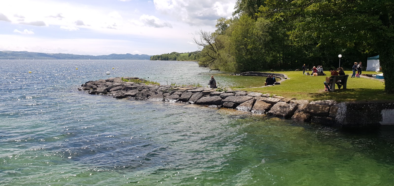 Foto di Plage de Vaumarcus con una superficie del ciottolo leggero