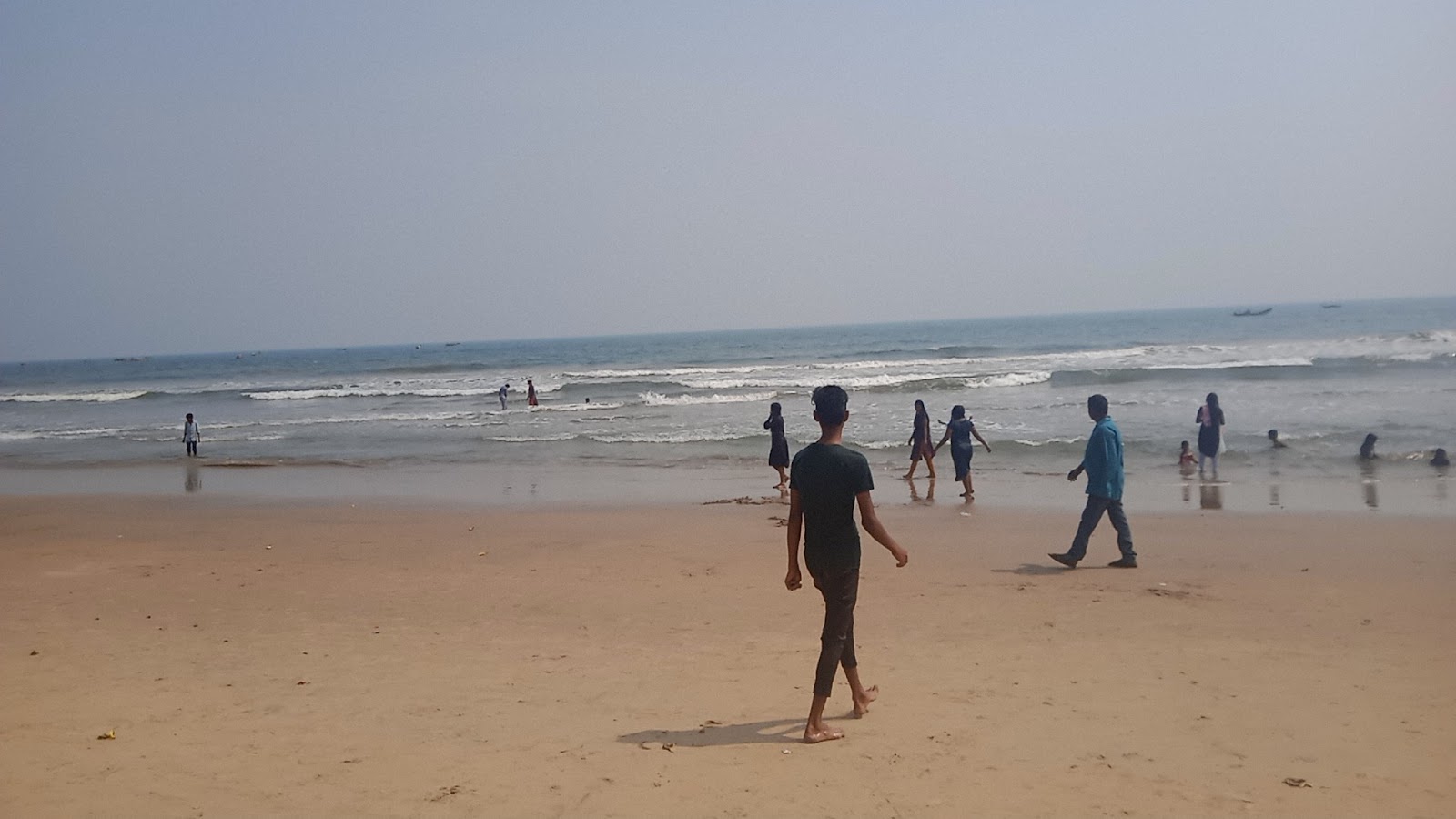 Rajavaram Beach的照片 带有碧绿色纯水表面