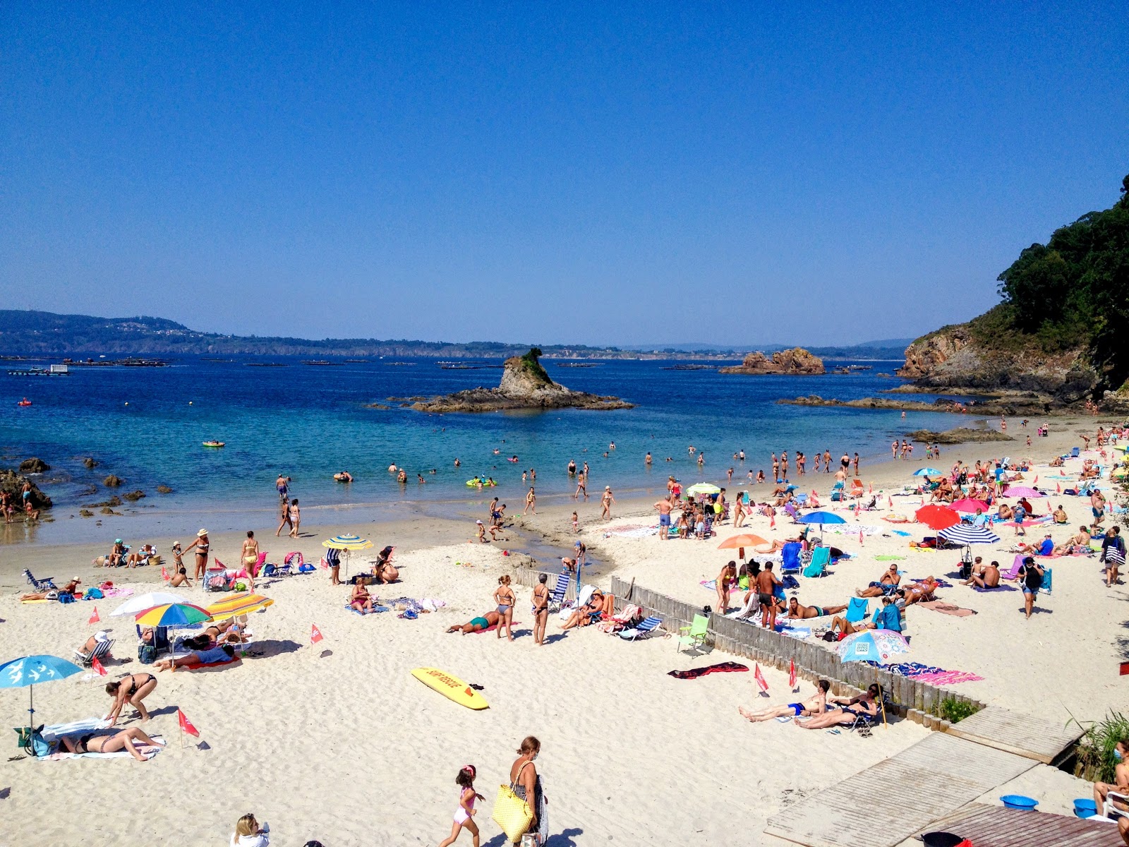 Foto van Praia de San Pedro met helder zand oppervlakte