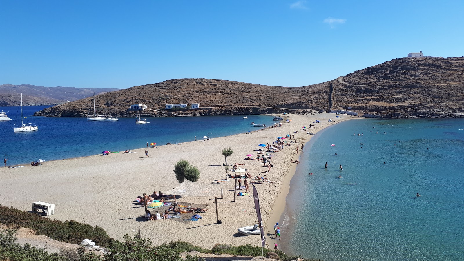 Foto di Kolona beach con una superficie del sabbia beige