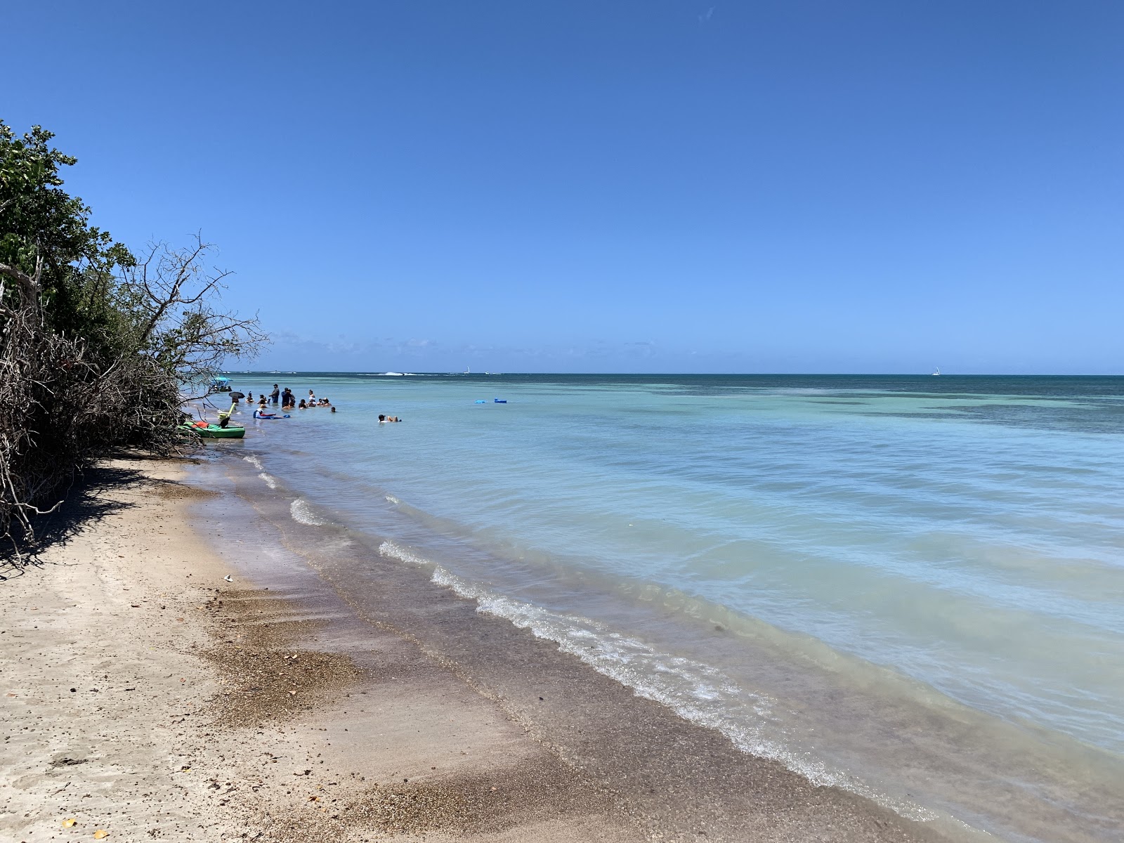 Playa  Los Pozos的照片 带有碧绿色纯水表面