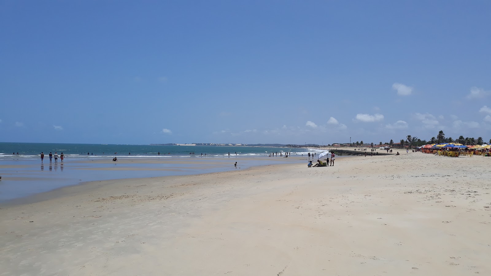 Fotografija Plaža Pitangui z dolga ravna obala