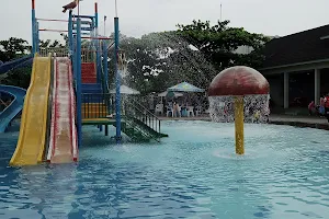 Kolam Renang Fun Park Villa Bogor Indah image