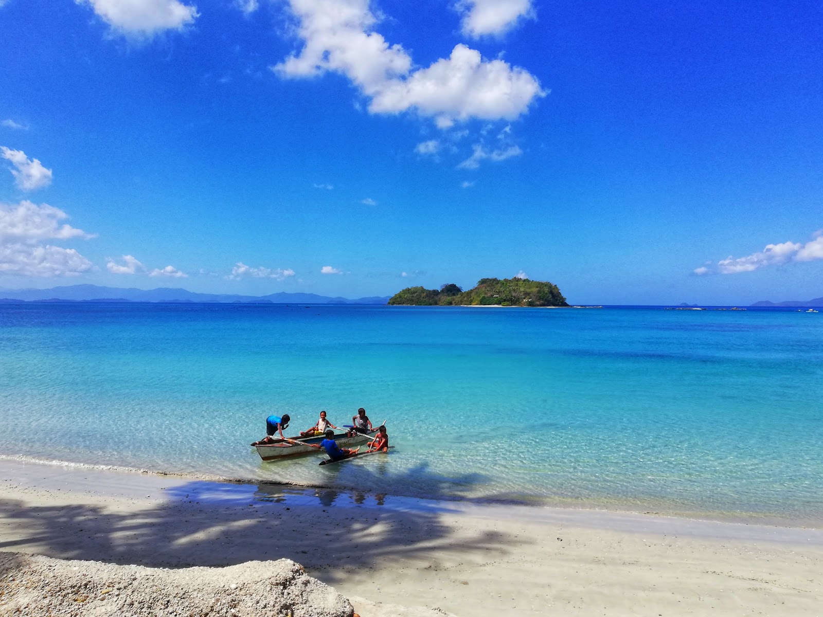 Foto di Penanindigan Beach con una superficie del acqua cristallina